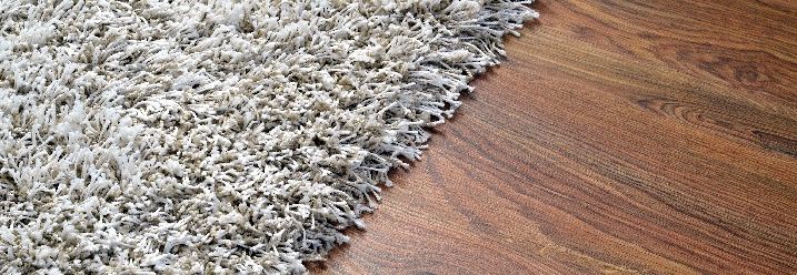 Teppich auf Holzboden.